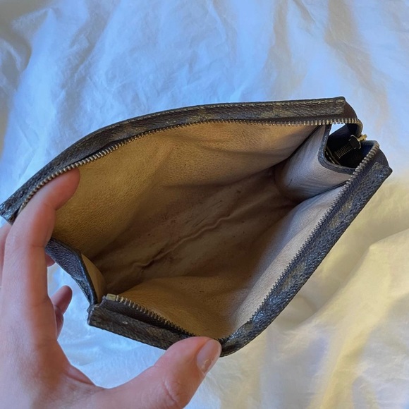 LOUIS VUITTON Monogram Cosmetic Pouch 19 - Picture 4 of 8